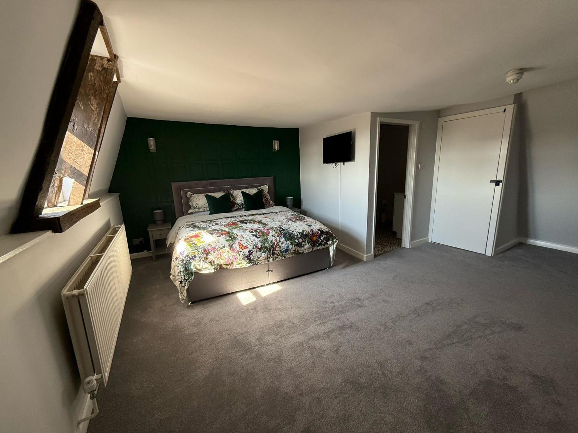 The White Hart Hotel Atworth Bagian luar foto