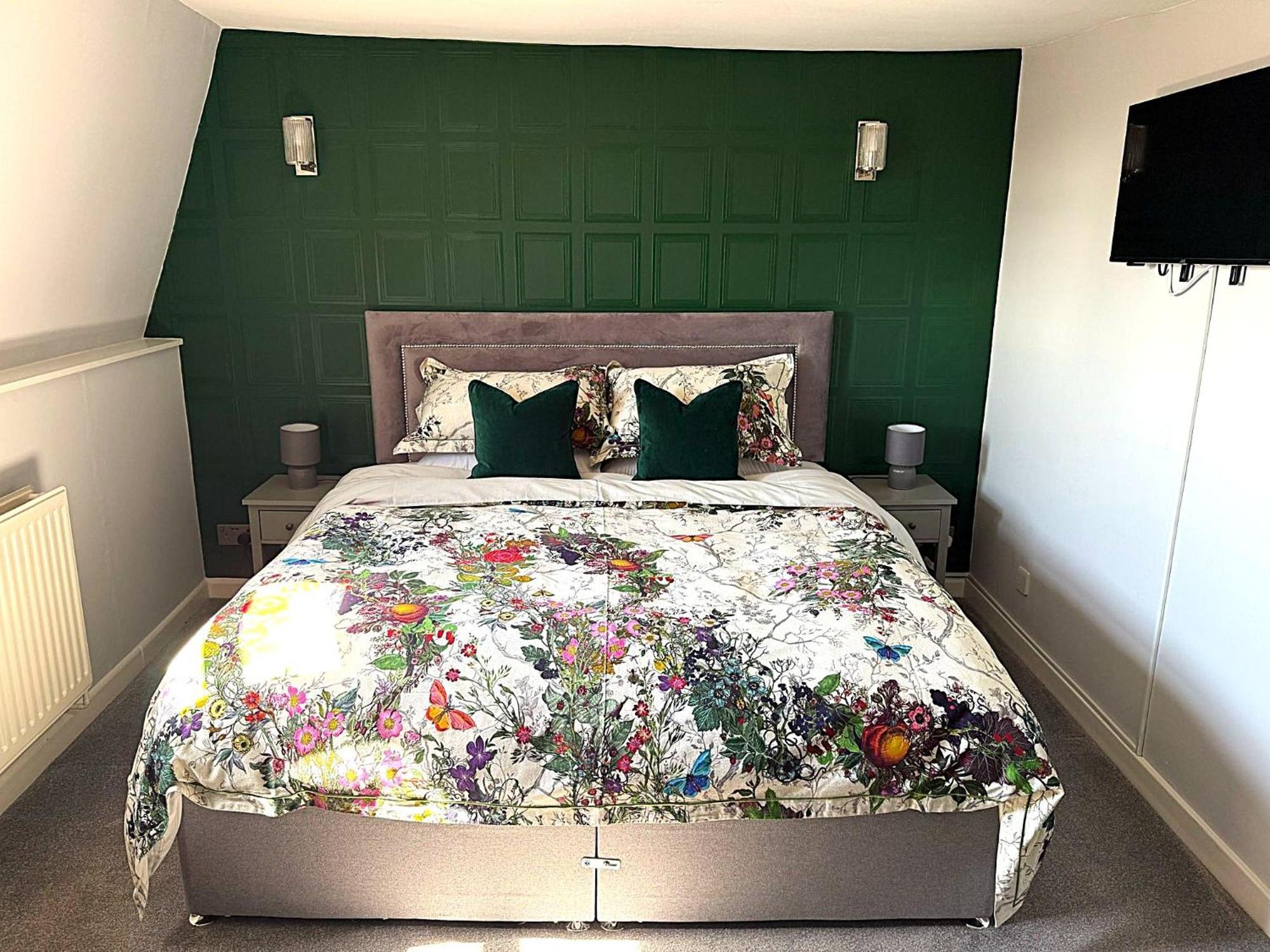 The White Hart Hotel Atworth Bagian luar foto