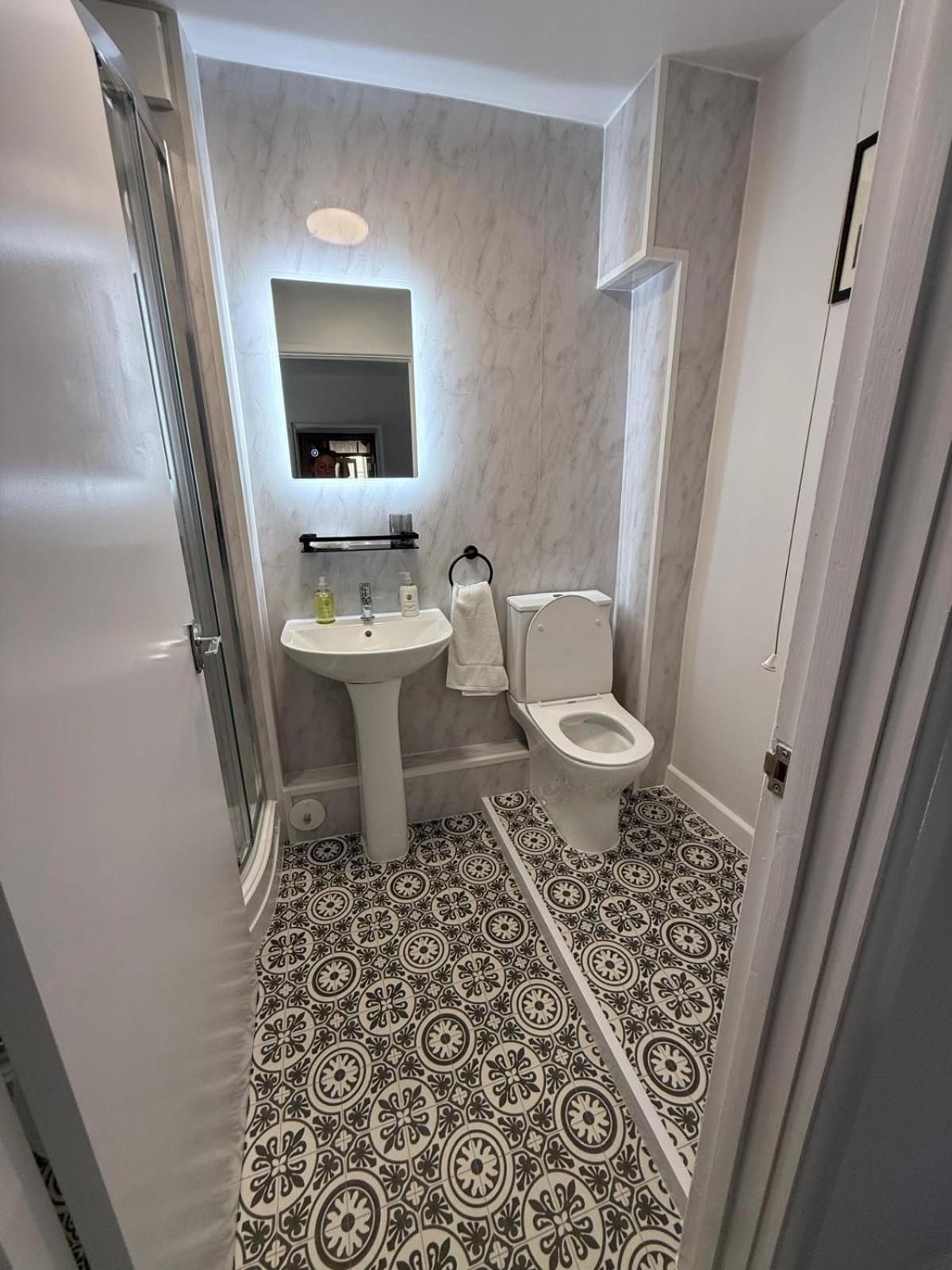 The White Hart Hotel Atworth Bagian luar foto
